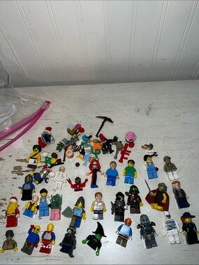 Lot Lego mini figures & accessories